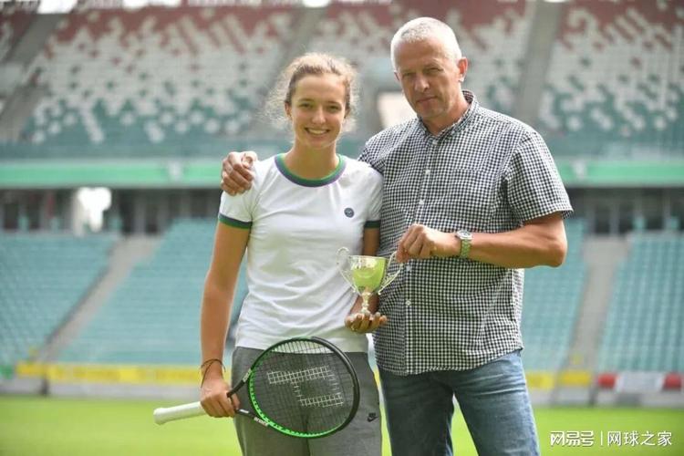 他们紧紧相 他们紧紧相